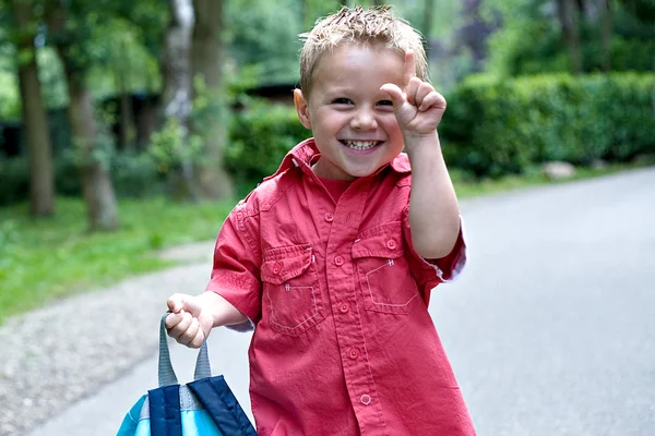 Ragazzo che fa un piccolo segno — Foto Stock