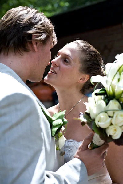 Kissing my bride — Stock Photo, Image