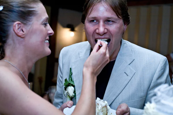 Bride feeding her groom the pie — Stock Photo, Image
