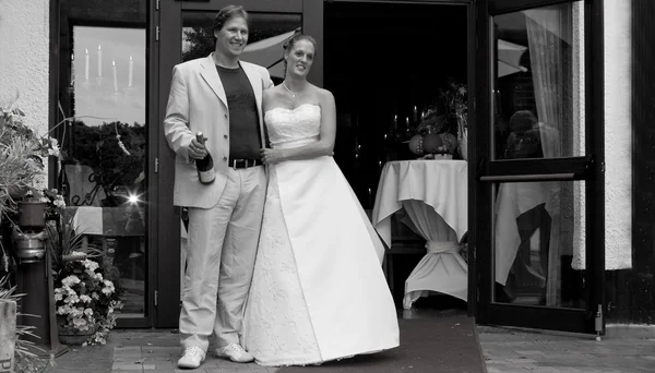 Weddingcouple posing — Stock Photo, Image