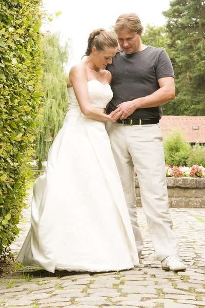 Wedding couple posing — Stock Photo, Image