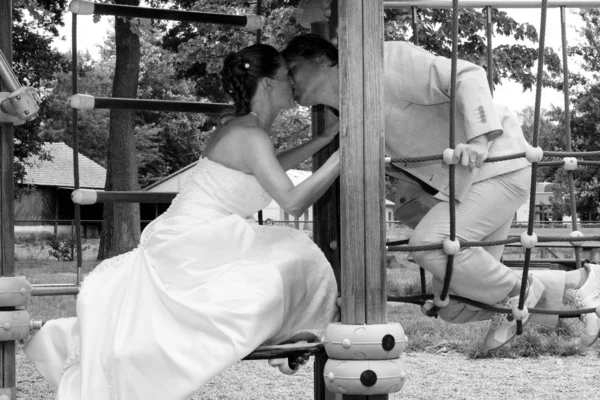 Casamentos recentes no parque infantil — Fotografia de Stock