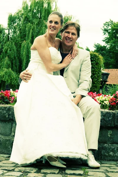 Wedding couple posing — Stock Photo, Image