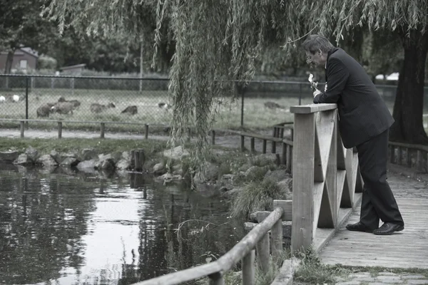 Triste hombre en un puente — Foto de Stock