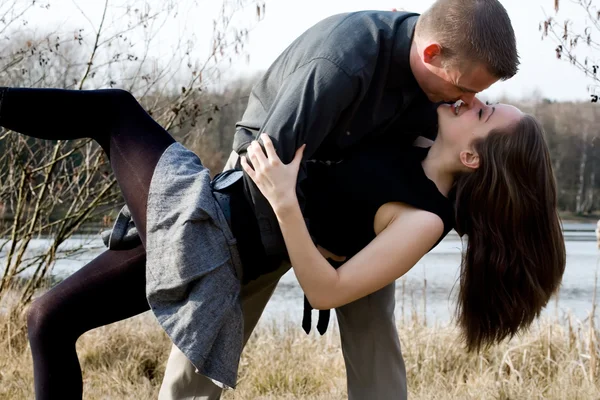 Jovem casal beijando — Fotografia de Stock