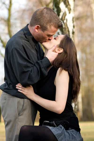 Jovem casal beijando — Fotografia de Stock