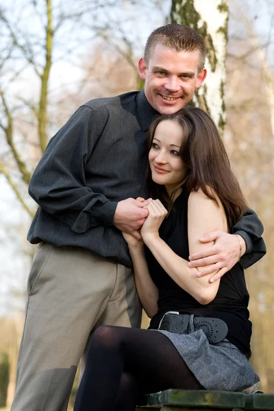 Молодой человек защищает свою девушку — стоковое фото