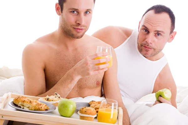 Homo casal desfrutar de seu café da manhã — Fotografia de Stock