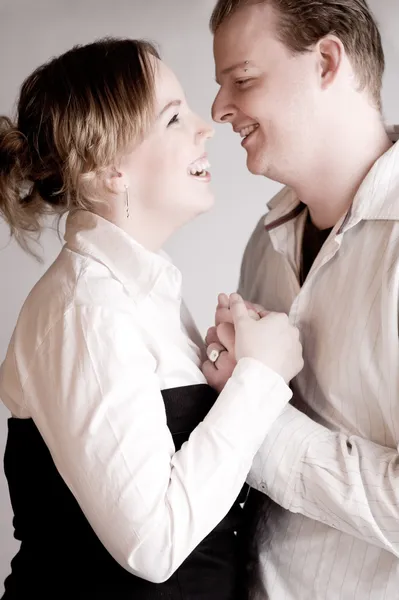 Portrait d'un jeune couple aimant s'amuser — Photo