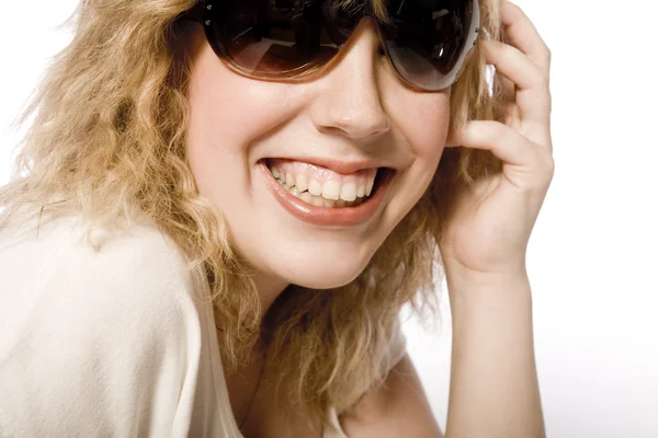 Muotokuva naurava blondi kihara nainen — kuvapankkivalokuva
