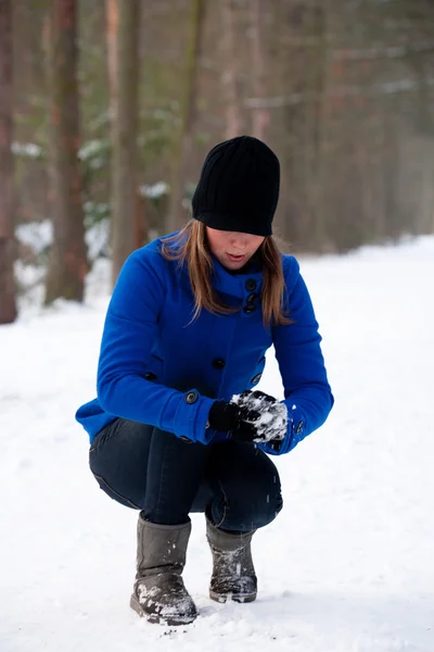 Fazendo uma bola de neve — Fotografia de Stock