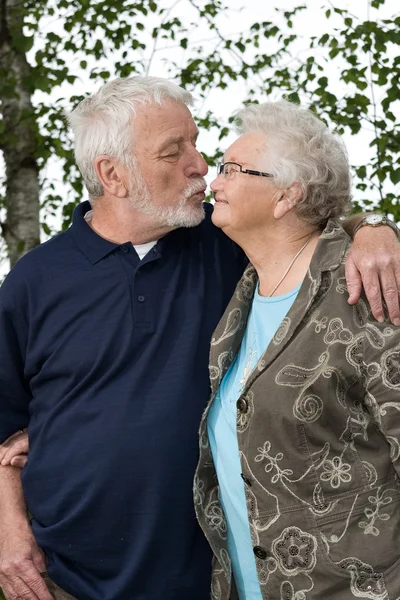 Older couple outside and in love — Stock Photo, Image