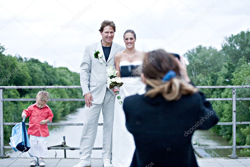 Photographing a wedding couple