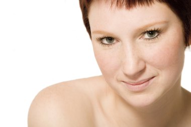 Stüdyo kısa saçlı flört genç bir kadın portresi