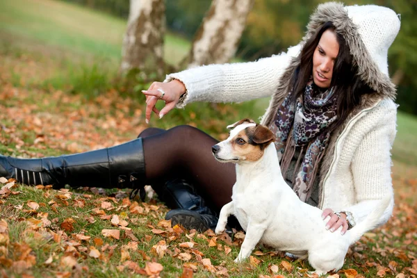 Mulher com seu cão está apontando — Fotografia de Stock