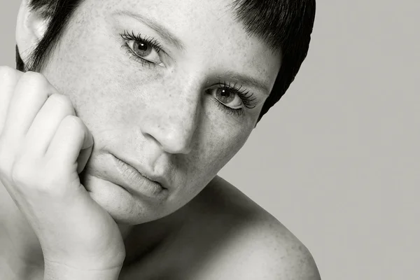 Studioporträt einer gelangweilten jungen Frau mit kurzen Haaren — Stockfoto