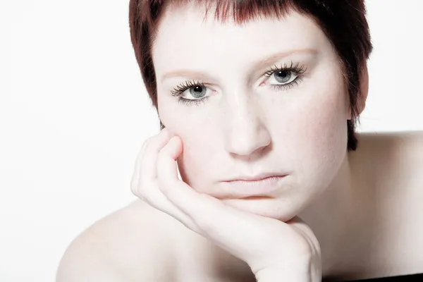 Studioporträt einer gelangweilten jungen Frau mit kurzen Haaren — Stockfoto