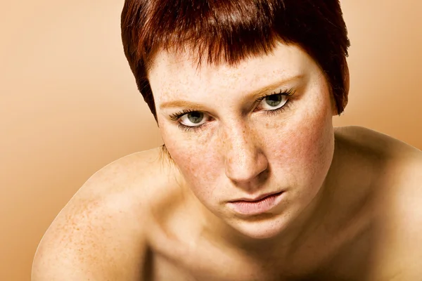 Studioporträt einer ernst aussehenden jungen Frau mit kurzen Haaren — Stockfoto