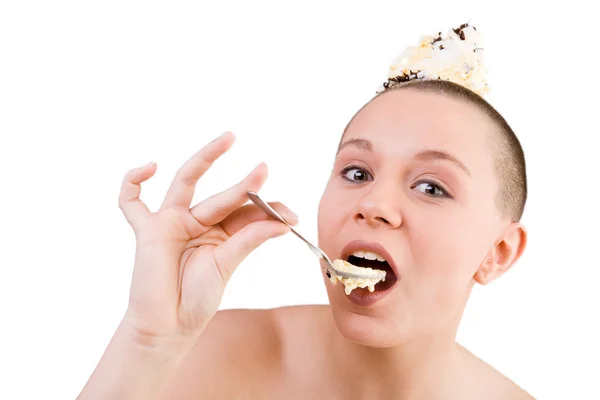 아이스크림을 먹는 젊은 여자 — 스톡 사진
