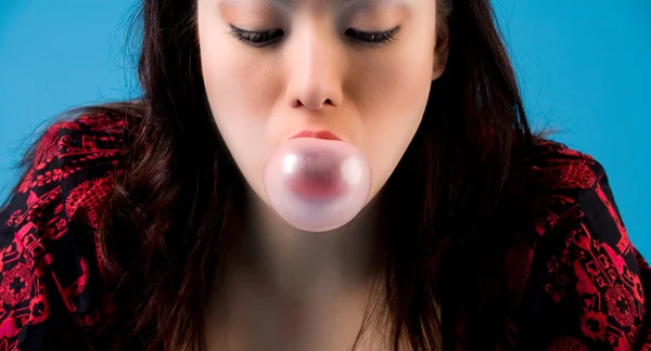 Chewing bubble gum — Stock Photo, Image