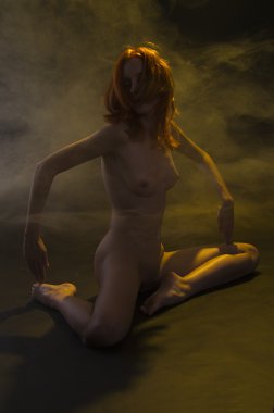 Sarı duman koyu çıplak