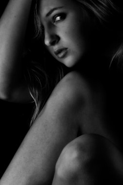 kadın karanlıkta saklanıyor