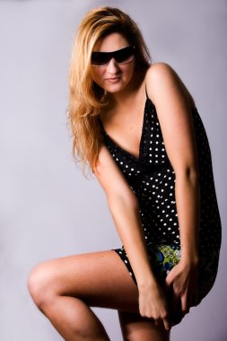 kiremit ile poz güneş gözlüğü