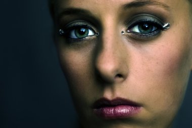 Yüzümü siyahlar içinde