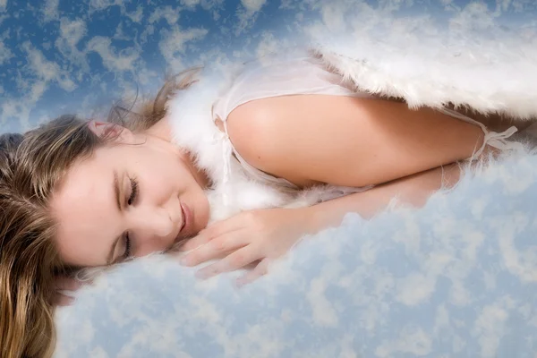 Όμορφη άγγελος που περιβάλλεται από τα σύννεφα — Φωτογραφία Αρχείου
