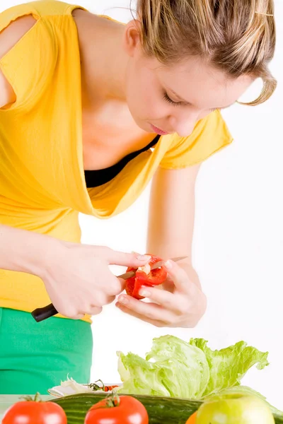 Snijd de paprika in stukken — Stockfoto