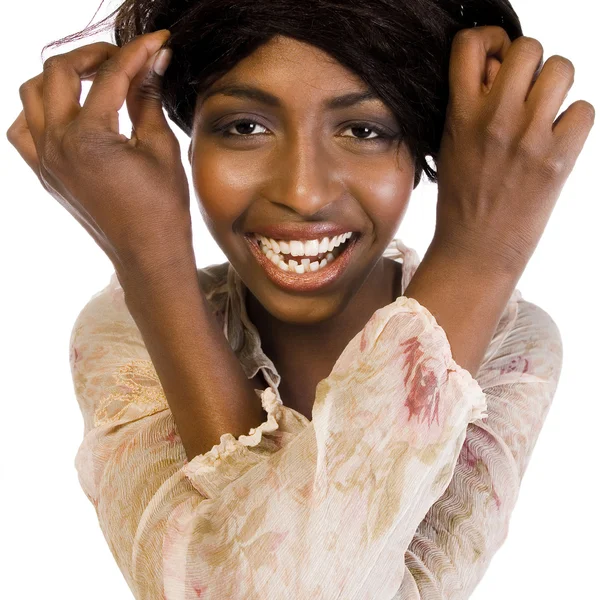 Σκούρο γυναικείο πρότυπο κοροϊδεύουμε με τα μαλλιά της — Φωτογραφία Αρχείου