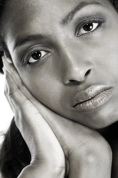 Donkere vrouwelijke model laat rusten op haar handen — Stockfoto