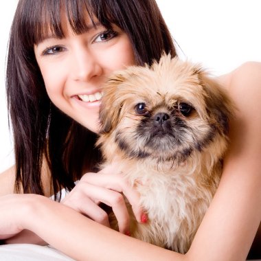 Yeni köpeği ile mutlu