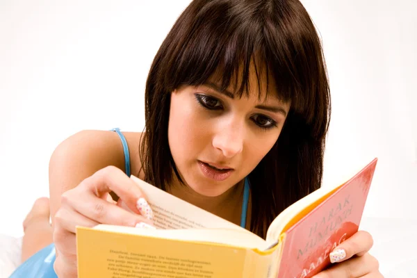 Focussed on reading — Stock Photo, Image