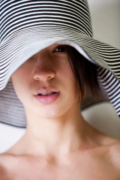 Portrait of you multi etnic girl with summer hat — Stock Photo, Image