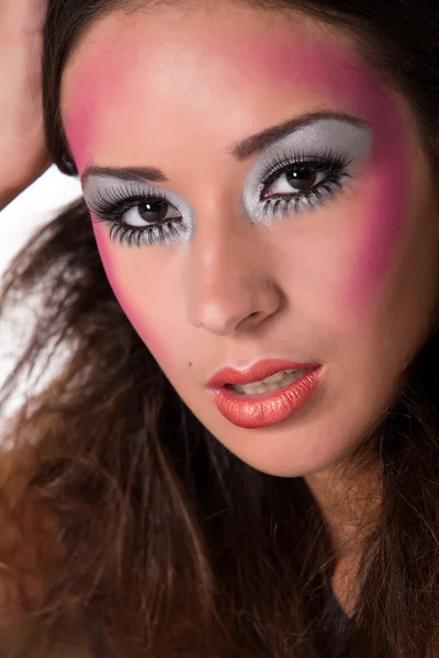 Schönes gemischtes Rennmädchen mit extremem Make-up — Stockfoto