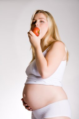 Hamilelik sırasında sağlıklı elma yiyen
