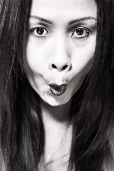 Mulher asiática fazendo um rosto assustador — Fotografia de Stock