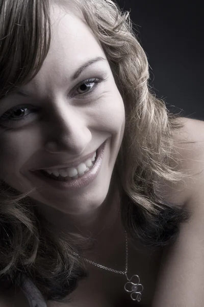 Adolescente com um sorriso de dente — Fotografia de Stock