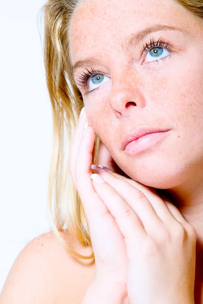 Mirando hacia arriba con mis ojos azules — Foto de Stock