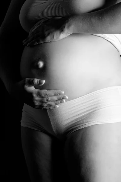 Image debout de mon ventre enceinte dans l'ombre — Photo