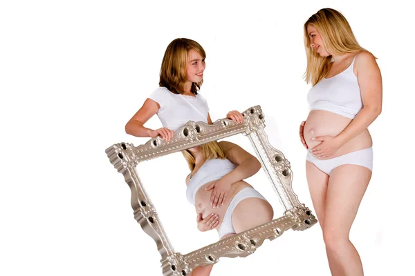 Trzymając się w lustrze tak moja ciocia widać jej ciąży siebie — Zdjęcie stockowe