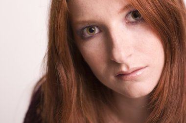düşünceli redhead