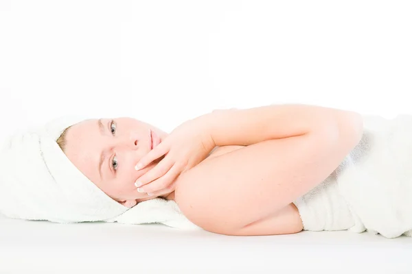 Wellness-meisje serie leggen naar beneden en raken — Stockfoto