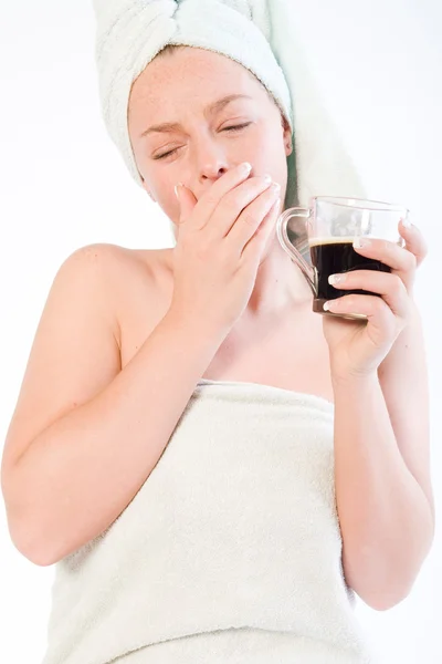 Wellness dívka série káva pohár zívnutí — Stock fotografie