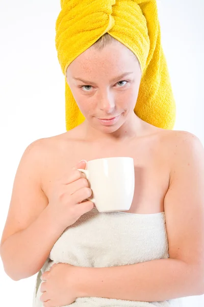 Série Welness com cofee tankard assistindo — Fotografia de Stock