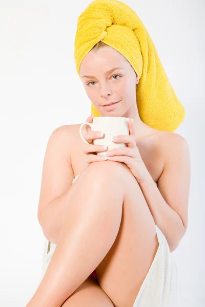 Série Welness com Cofee Tankard Ouvindo — Fotografia de Stock