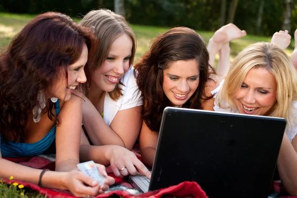 Frauen mit dem Notizbuch — Stockfoto