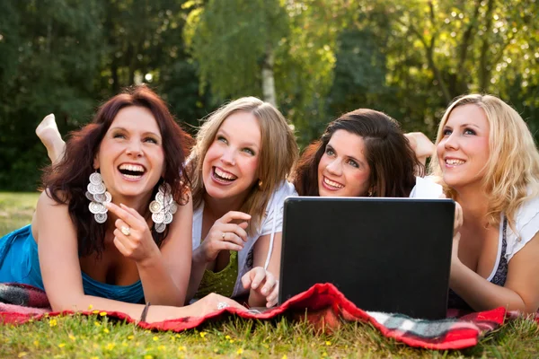 Donne felici con un computer — Foto Stock