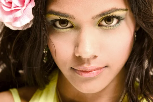 Indian girl with rosa rose — Stock Photo, Image